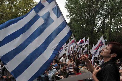 Manifestantes ante la sede de la televisión pública griega en Atenas