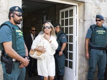 Marina Castaño ante los juzgados de Padrón tras declarar como investigada en julio de 2016.