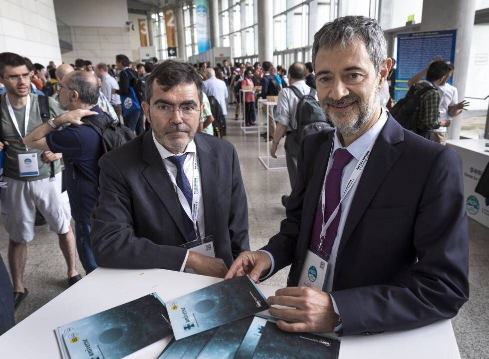 Los científicos y organizadores del congreso José Antonio Font (izquierda) y José Navarro, este lunes, en el Palacio de Congreso de Valencia.