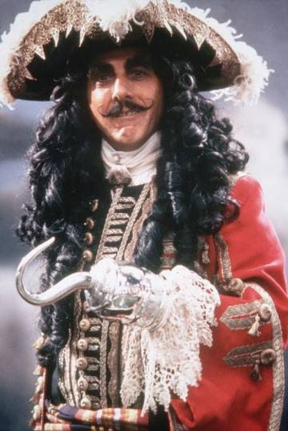 Dustin Hoffman, caracterizado del Capitán Garfio en 'Hook' (1992), demuestra que en el imaginario colectivo no hay pirata sin garfio.