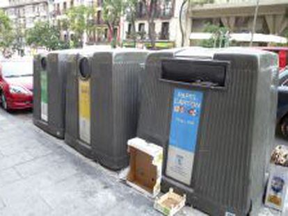 Contenedores de basura situados en una calle de Madrid.