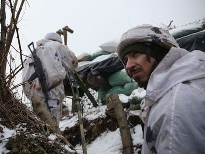 Militares ucranios cerca de la línea del frente que les separa de los milicianos prorrusos cerca de la localidad de Verkhnetoretske, en la región de Donetsk este miércoles