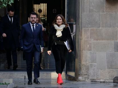 El presidente de la Generalitat, Pere Aragonès (i), acompañado de la consellera de Presidencia, Laura Vilagrà, a su llegada a la reunión semanal del Govern.
