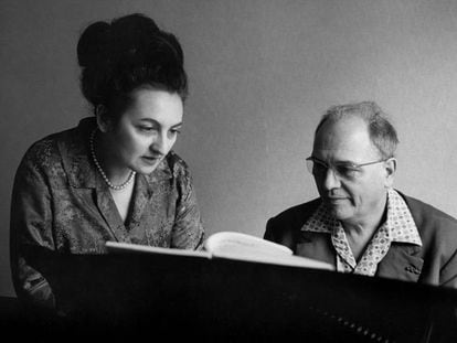 El compositor francés Olivier Messiaen y su esposa, Yvonne Loriod, durante una sesión de trabajo en el piano, en una imagen de 1967.