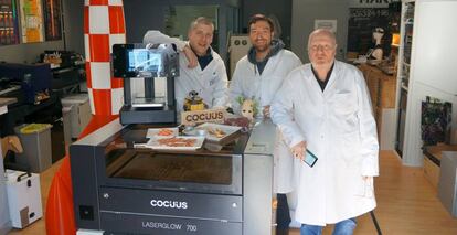 Los fundadores de Cocuus con algunas de sus máquinas para producir alimentos en 3D.