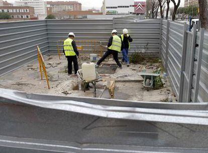 Operarios trabajando en el solar de la calle Guipúzcoa en el que ayer falleció un bombero al rescatar a un niño.