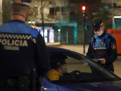 Control policial durante el toque de queda en Terrassa (Barcelona), esta madrugada.