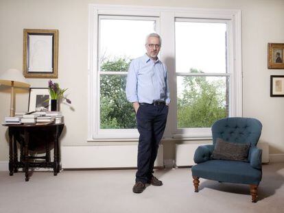 Alan Hollinghurst, fotografiado en su casa de Hampstead. 