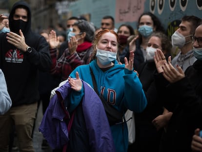 Protesta para paralizar un desahucio, este jueves en Barcelona.