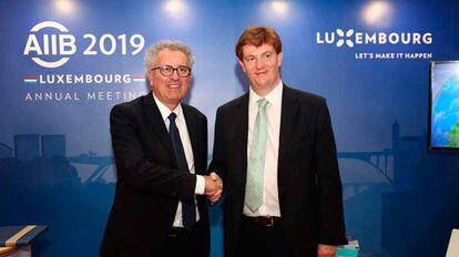 Desde la izquierda, Pierre Gramegna, ministro de Finanzas de Luxemburgo, y Danny Alexander, vicepresidente del Banco Asiático de Inversión e Infraestructuras, este viernes en Luxemburgo.