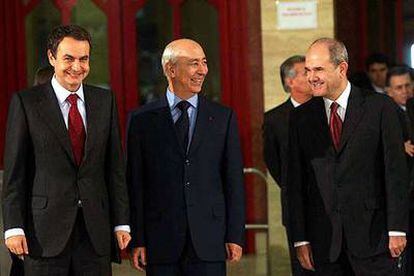 José Luis Rodríguez Zapatero, Driss Jettu y Manuel Chaves, en Sevilla.