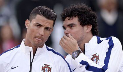 Cristiano Ronaldo y Pepe, durante el amistoso ante Grecia