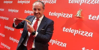 Pablo Juantegui, consejero delegado de Telepizza, sonríe mientras coge una de sus pizzas en el reestrono en Bolsa de la compañía en 2017.