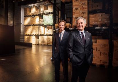 Pierre-Antoine Castéja (derecha) y Jean-Quentin Prats en la nave de la empresa Joanne, con algunas de sus seis millones de botellas de grandes marcas.  
