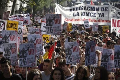 Los alumnos portan pancartas en las que se puede leer "El hijo del obrero a la Universidad" o "El dinero del banquero para el instituto obrero", durante la manifestación por el centro de Madrid.