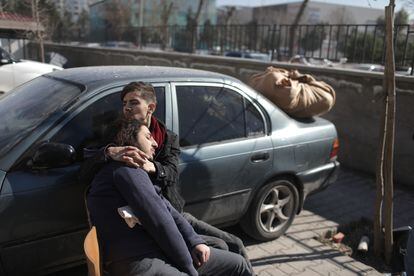 Dos hombres permanecían abrazados junto a los restos de un edificio colapsado en la ciudad turca de Kahramanmaras. 
