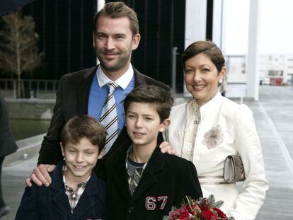 La condesa Alejandra junto a su marido, Martin J&oslash;rgensen, y sus hijos, Nicol&aacute;s y Joaqu&iacute;n, en 2011.