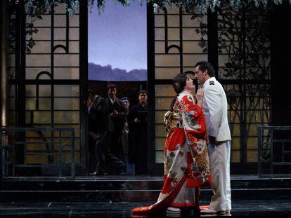 La soprano Ermonela Jaho y el tenor Jorge de Le&oacute;n, acompa&ntilde;ados del Coro Titular del Teatro Real, en un ensayo de &#039;Madama Butterfly&#039;.