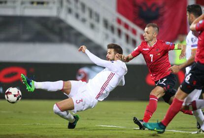 Gerard Piqué disputa el balón ante el capitán de la selección de Albania, Ansi Agolli.