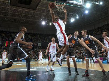 Joseph Jones entra a canasta ante el escolta Fran Pilepic en la visita del CAI a Bilbao.