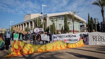 Activistes dels moviments pel clima protesten durant la cimera convocada per la Generalitat.