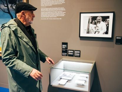 El comisario de la exposición, el artista Antón Reixa, frente a una foto en la que sale Albert Einstein.