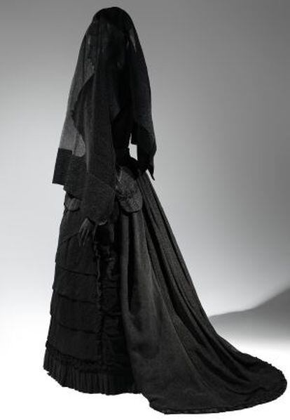Conjunto de duelo utilizado por las mujeres durante las horas del día entre los años 1870-1872. El velo, hecho en seda, está datado de 1875.