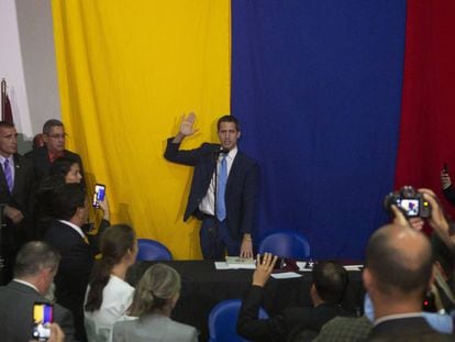 Juan Guaidó es reelegido presidente de la Asamblea Nacional en una sesión alternativa en la sede de 'El Nacional', este domingo en Caracas. En vídeo, declaraciones de Guaidó.