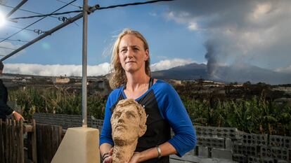 Lena posa junto al busto con el rostro de su padre, que consiguió salvar de la casa antes de que la enterrase la lava.