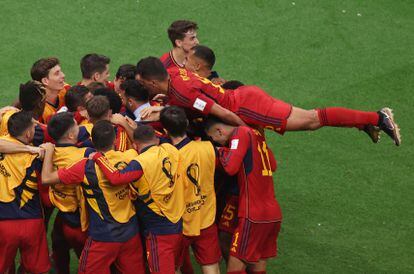 Los jugadores de España hacen una piña para celebrar el gol de Morata. 