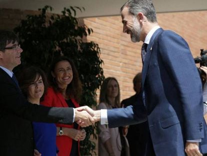 Carles Puigdemont saluda a Felipe VI en el Centro de Alto Rendimiento en Sant Cugat del Vallès (Barcelona).