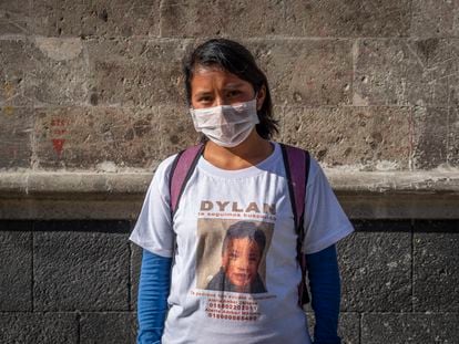 Juana Pérez, madre de Dylan, a las afueras de Palacio Nacional este miércoles.