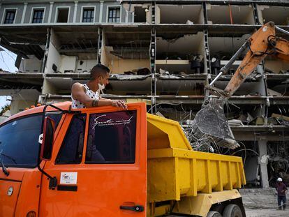 Rescatistas trabajan en los escombros del hotel Saratoga, en el centro de La Habana, este lunes 9 de mayo.