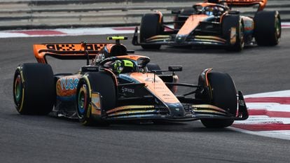 Los dos monoplazas de McLaren en el Gran Premio de Abu Dabi de 2023.