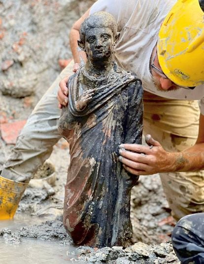 Una de las estatuas de bronce recuperadas del barro en la excavación de las antiguas termas de San Casciano dei Bagni (Italia).