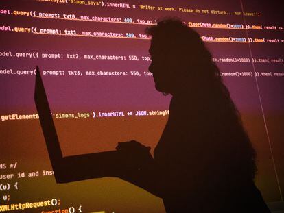 La sombra de una programadora digital se proyecta sobre una pantalla con un texto generado por inteligencia artificial, en Avignon en julio de 2022.