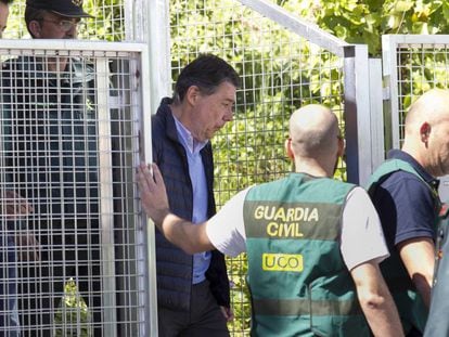 Ignacio Gonz&aacute;lez es conducido del cuartel de la Guardia Civil en Tres Cantos (Madrid) a la Audiencia Nacional.