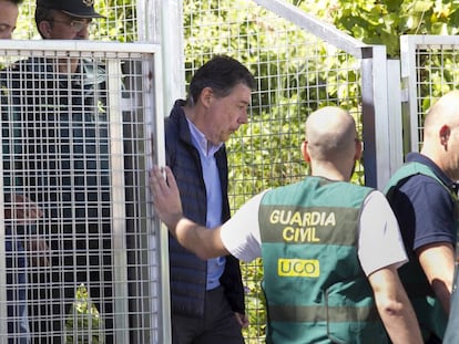 Ignacio Gonz&aacute;lez es conducido del cuartel de la Guardia Civil en Tres Cantos (Madrid) a la Audiencia Nacional.