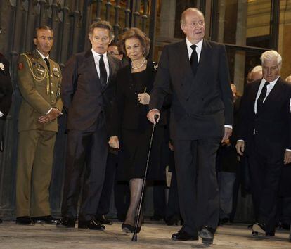 El rey Juan Carlos y la reina Sofía a su salida del funeral en memoria de la duquesa de Alba, junto a su viudo, Alfonso Díez. La ceremonia ha sido oficiada esta tarde en la basílica San Francisco el Grande de Madrid.