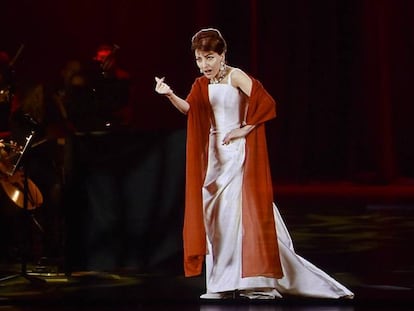 Imagen de uno de los conciertos de Maria Callas, recreada digitalmente, junto a una orquesta con músicos reales.