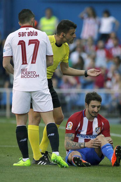  El defensa del Atlético de Madrid Sime Vrsaljko se lesiona en el minuto primero del partido de la vigésimo octava jornada de Liga que el Atlético de Madrid y el Sevilla disputan en el estadio Vicente Calderón. 