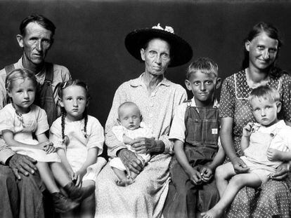 George y Ethel Gage con su madre Ida (en el centro) y sus niños Loretta, Ida, Ivory, Jessie y Leon.