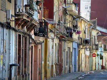 Calle de los Ángeles del barrio marinero de El Cabanyal, en Valencia, con su típica diversidad cromática.