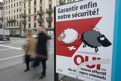 Un cartel de la campaña de la derecha populista en una calle de Ginebra.
