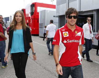 Dasha Kapustina y Fernando Alonso pasean juntos por los 'paddocks' de Hockhenheim.