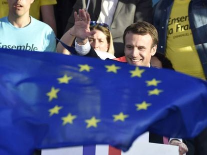 Emmanuel Macron detrás de la bandera de la UE la semana pasada en Albi, durante su campaña electoral.