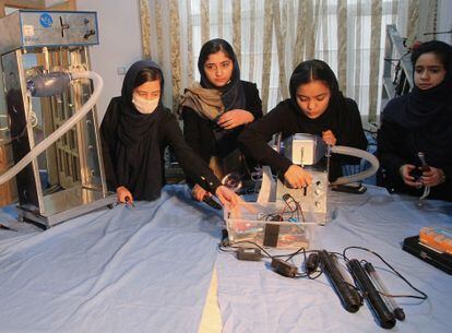 Integrantes del equipo de robótica afgano trabajan en un ventilador de código abierto en la provincia de Herat, Afganistán, en abril de 2020.