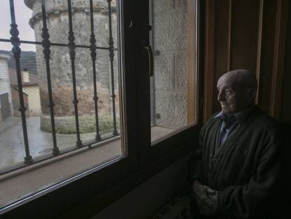 Un hombre de 90 años mira por la ventana, en una imagen de archivo.