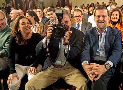 Mariano Rajoy (derecha), Ángel Acebes con una cámara y Soraya Sáenz de Santamaría, ayer.cristóbal manuel