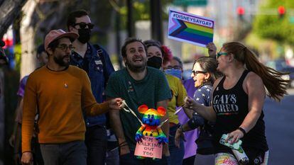 Carlos López Estrada, Juan Pablo Reyes y Nora Rogers, empleados de Disney, protestan el 22 de marzo en Burbank (California) contra la inacción de su consejero delegado, Bob Chapek, ante la promulgación en Florida de la Ley No Digas Gay.